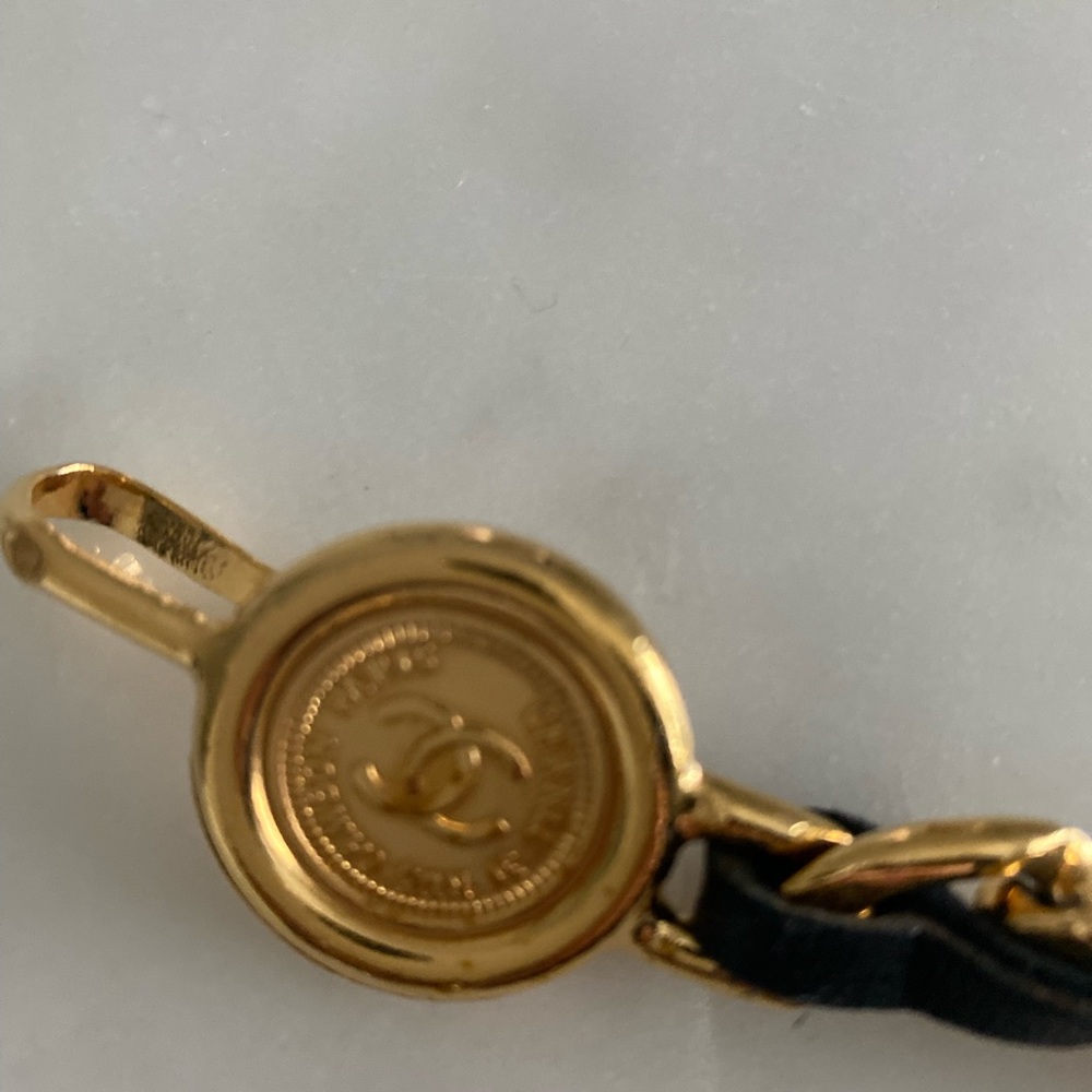 Chanel long 80’s belt medallion-black leather gold hardware,excellent condition